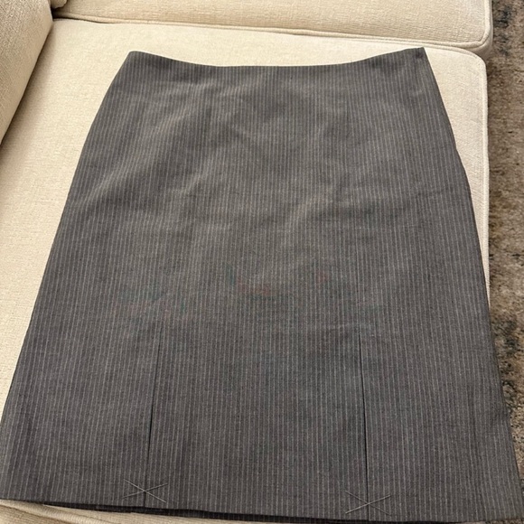 H&M Gray Pinstripe Skirt Size 8 - Picture 4 of 8